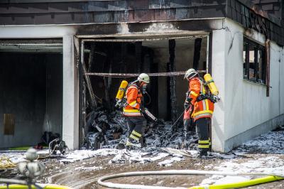 Allmersbach im Tal: Garage mit Lithium Batterien in Vollbrand